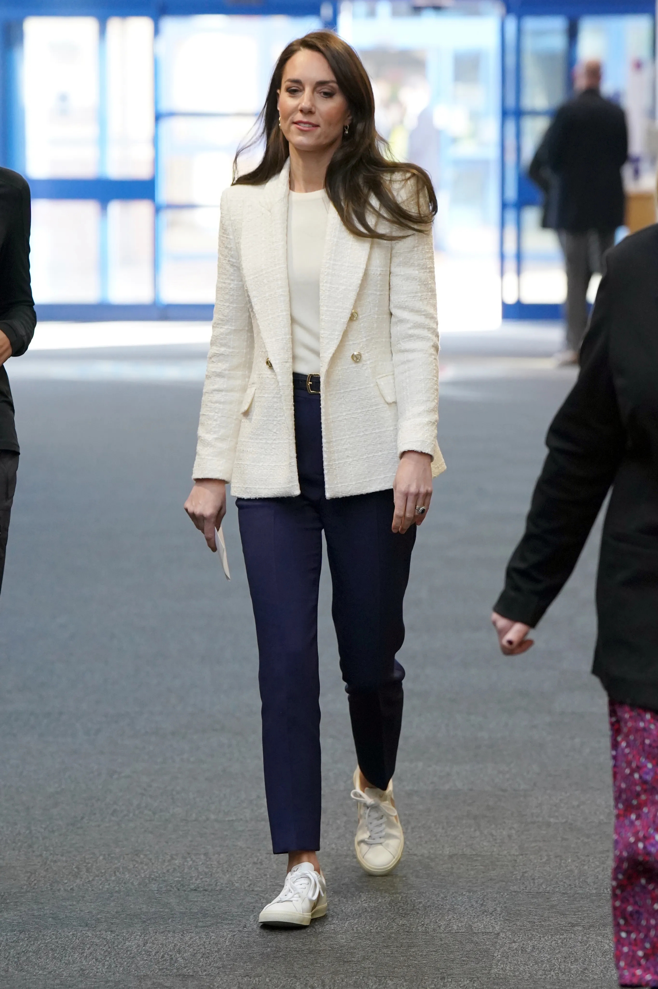 Vương phi Kate Middleton gợi ý 10 cách mặc quần ống đứng chuẩn thanh lịch cho phụ nữ trên 40 tuổi-4