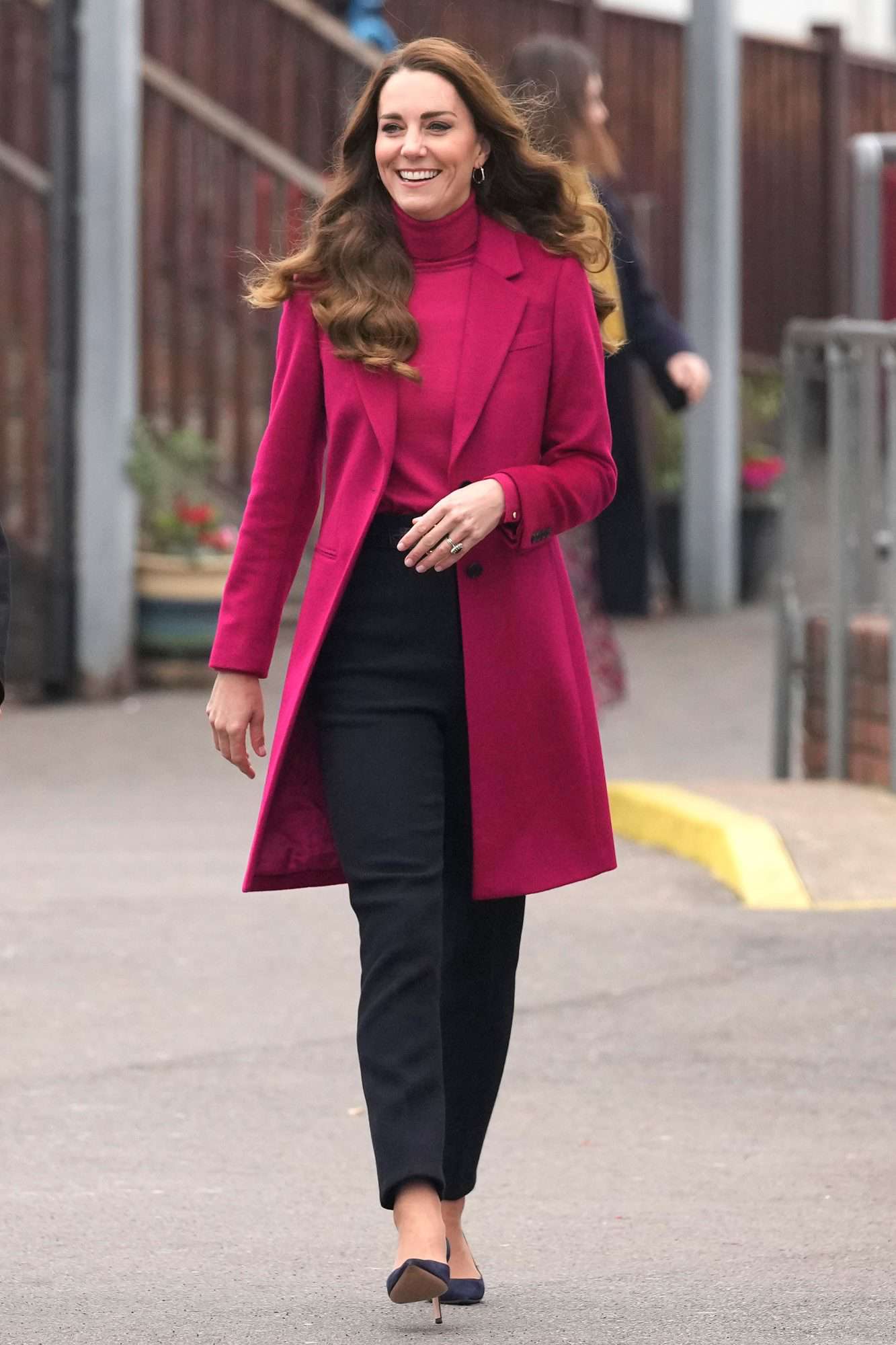 Vương phi Kate Middleton gợi ý 10 cách mặc quần ống đứng chuẩn thanh lịch cho phụ nữ trên 40 tuổi-9
