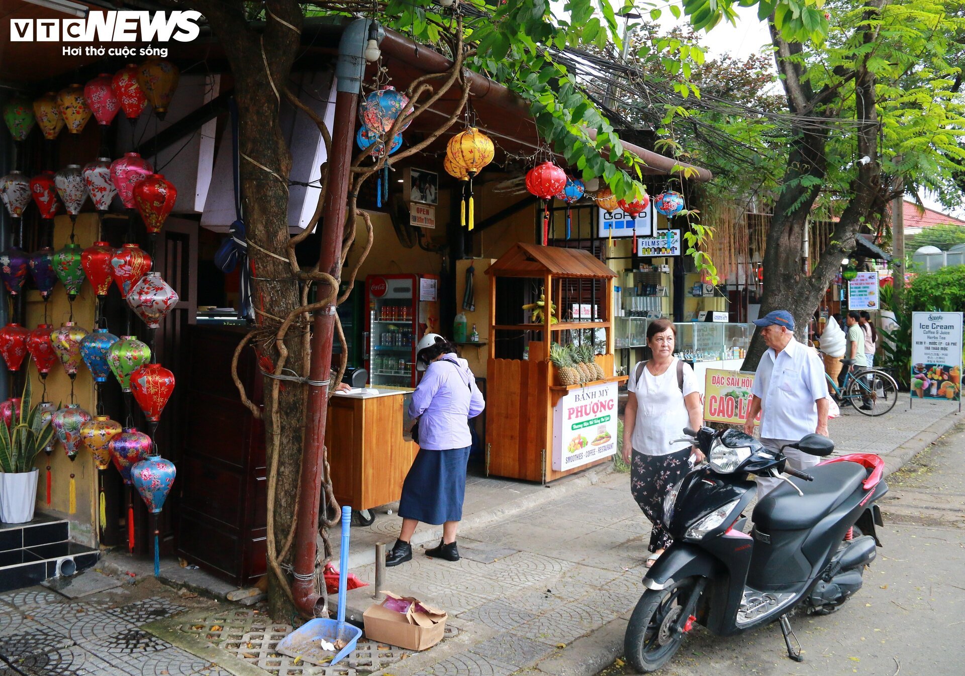 Bánh mì Phượng mở cửa trở lại sau vụ ngộ độc: Thưa thớt thực khách-8