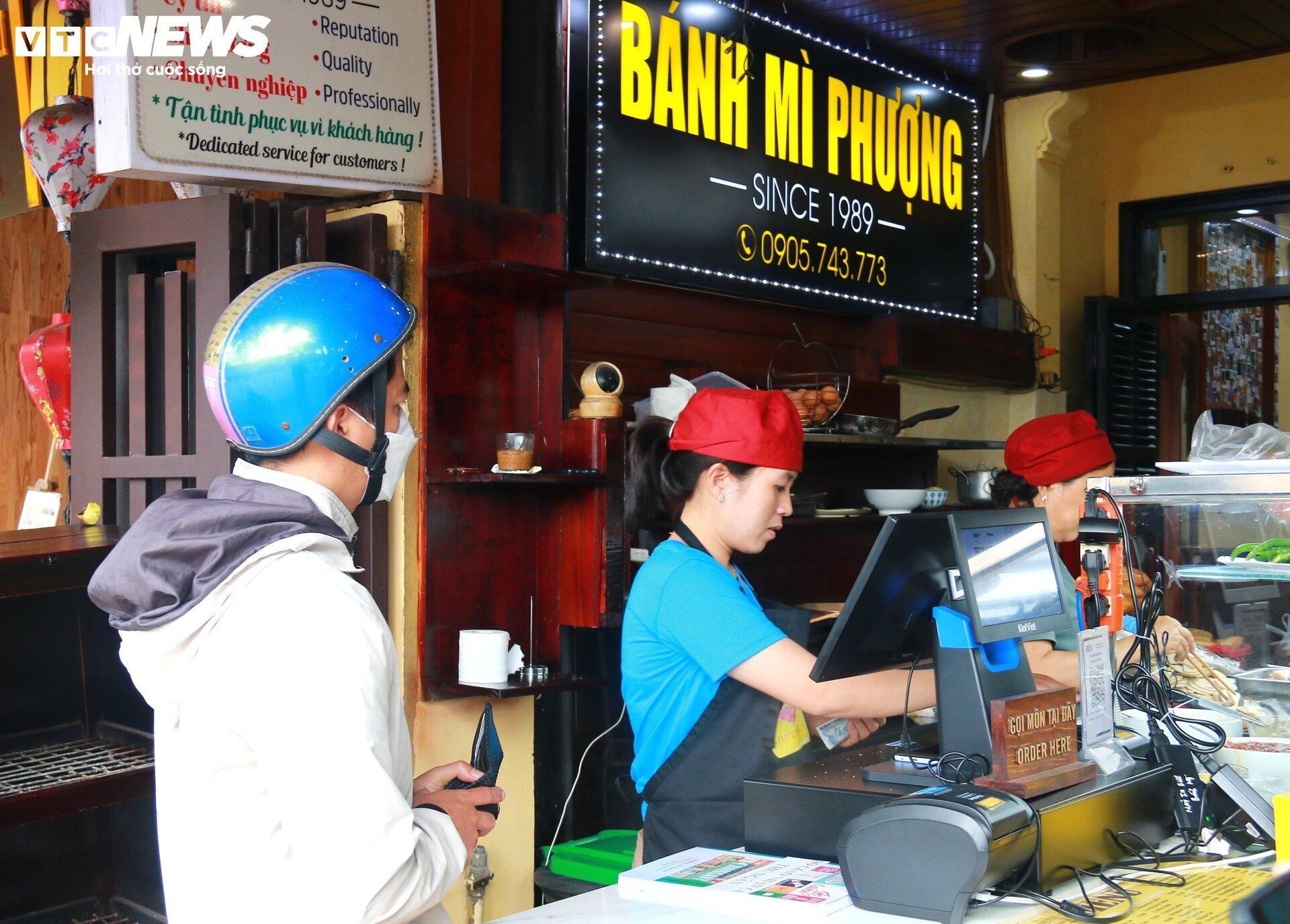 Bánh mì Phượng mở cửa trở lại sau vụ ngộ độc: Thưa thớt thực khách-1