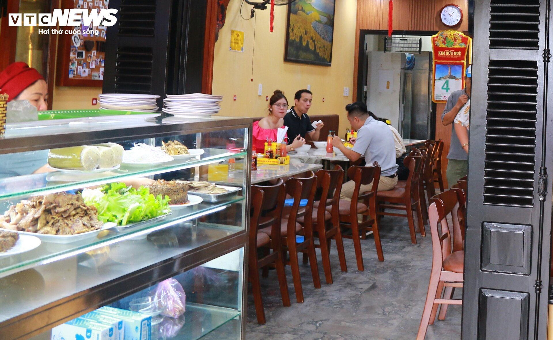 Bánh mì Phượng mở cửa trở lại sau vụ ngộ độc: Thưa thớt thực khách-5