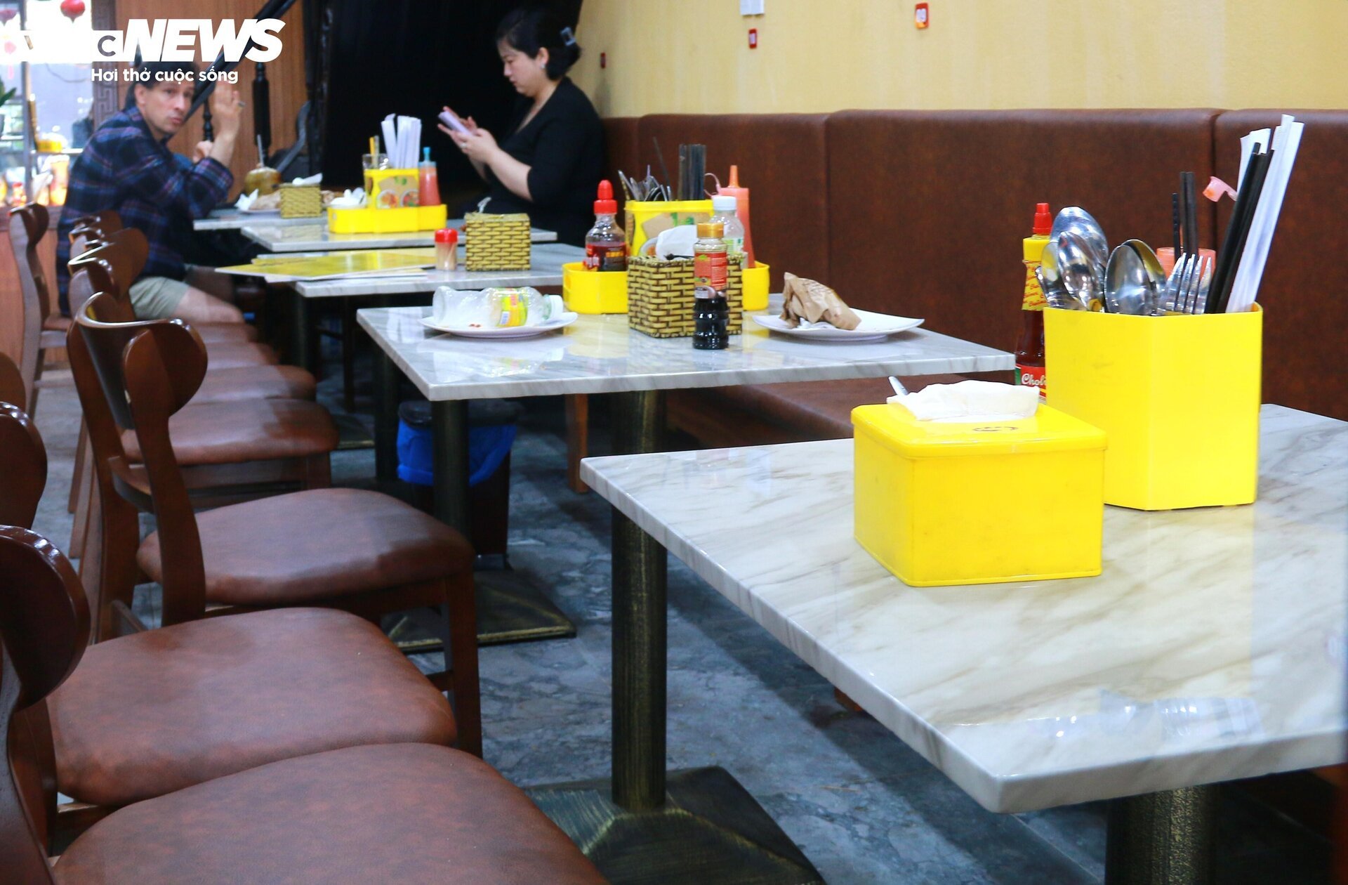 Bánh mì Phượng mở cửa trở lại sau vụ ngộ độc: Thưa thớt thực khách-7