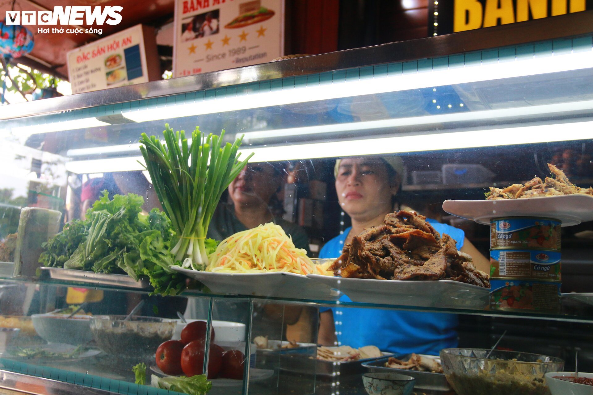 Bánh mì Phượng mở cửa trở lại sau vụ ngộ độc: Thưa thớt thực khách-2