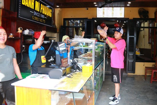 Bánh mì Phượng mở cửa trở lại sau vụ ngộ độc: Thưa thớt thực khách