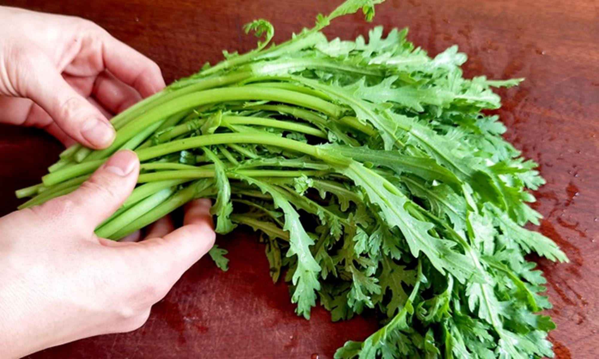 Trời rét đậm, ăn nhiều loại rau hoàng đế để trị cảm lạnh, bổ gan, làm món gì cũng ngon-1