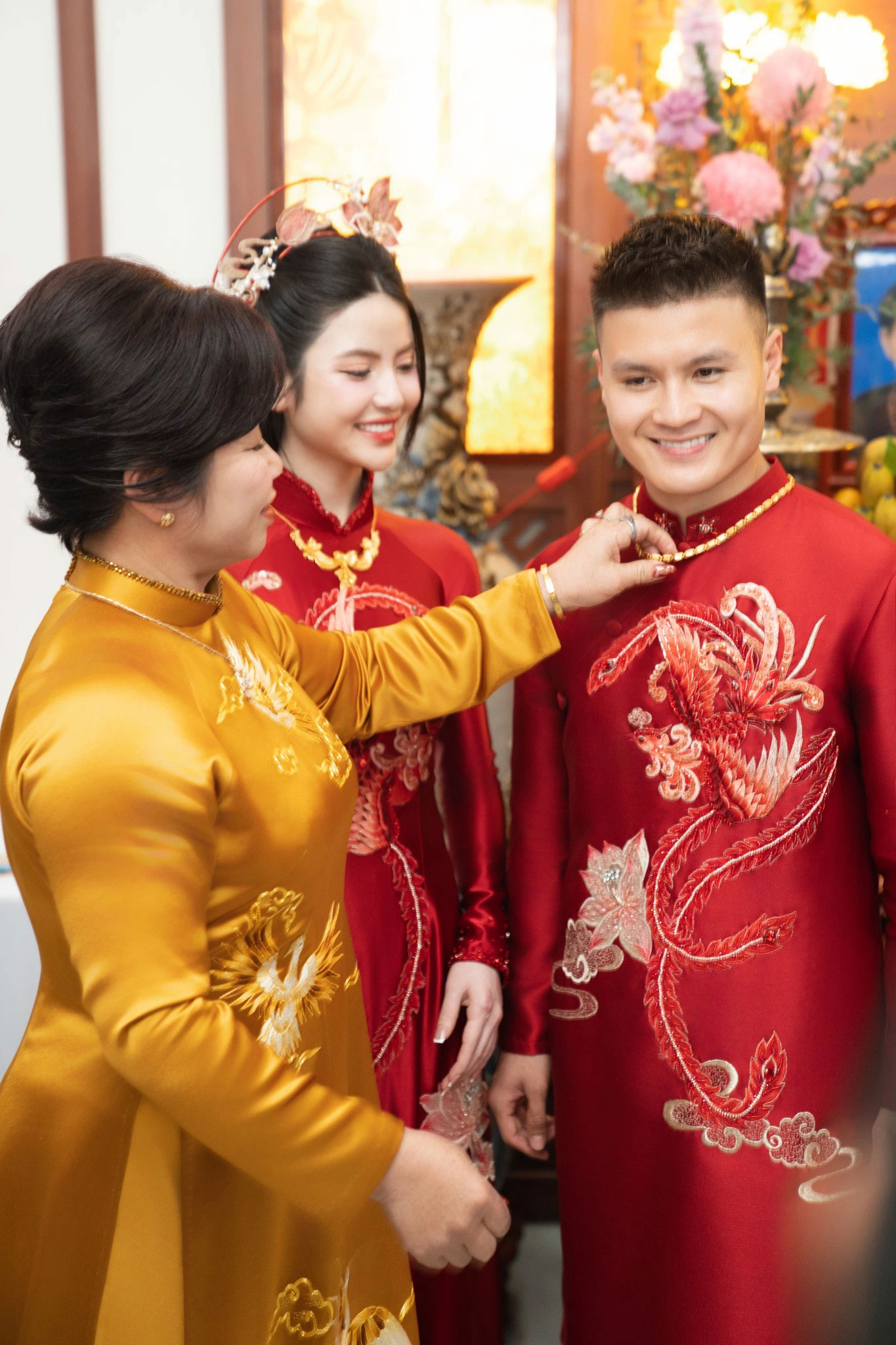 Mẹ vợ làm điều đặc biệt với Quang Hải ở lễ ăn hỏi, phản ứng của Chu Thanh Huyền mới bất ngờ-1