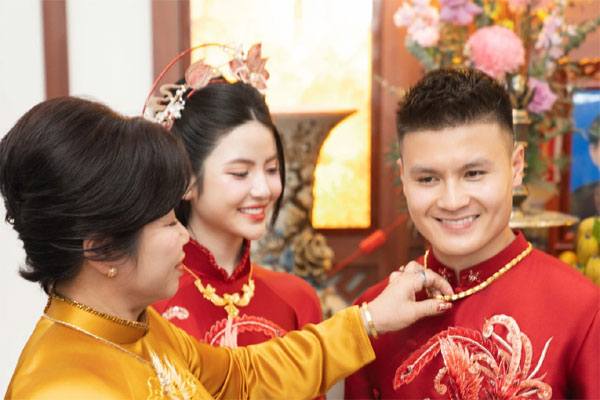 Chu Thanh Huyền tay cầm túi hiệu, đi xe tiền tỷ của Quang Hải nhưng dân tình lại chú ý đến chiếc áo đang mặc-4