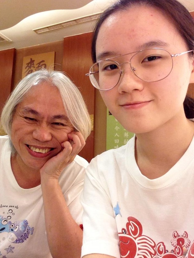 Cuộc sống hiện tại của người vợ trẻ trong mối tình ông - cháu gây sốc showbiz xứ Đài: Ngủ ngoài đường, đập phá rồi khạc nhổ bừa bãi-3