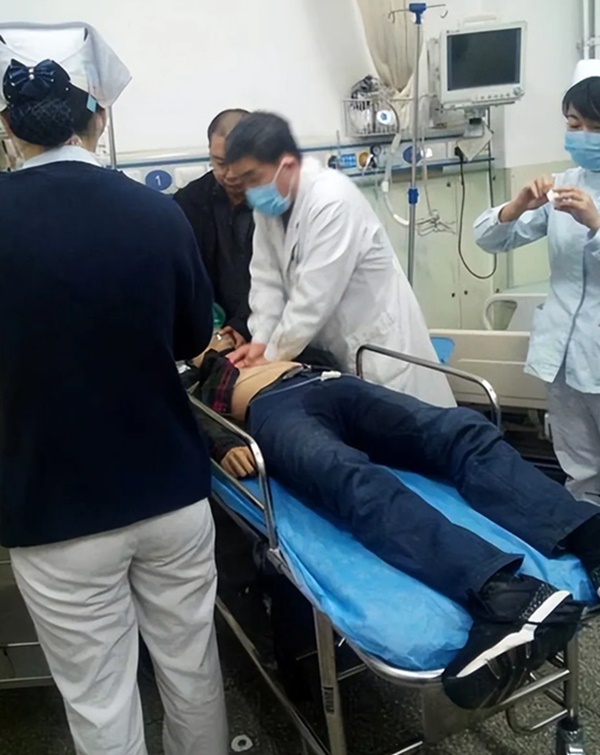 Người đàn ông đột tử sau khi ngồi liên tục 50 giờ, bác sĩ cảnh báo 5 dấu hiệu xuất hiện cục máu đông-2