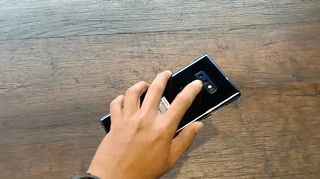 Người khôn ngoan đặt điện thoại xuống bàn luôn úp màn hình, không bao giờ lật ngửa, họ giấu thứ gì?-2