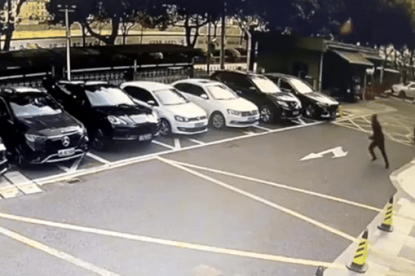 Clip: Ô tô mất lái lao vào bãi đỗ xe, người đàn ông sợ hãi bỏ chạy