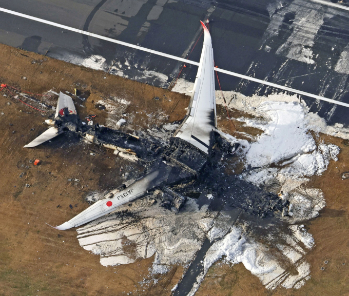 Tiếp viên Japan Airlines yêu cầu 10 người xếp thành vòng tròn ngay sau khi sơ tán, mục đích đằng sau khiến ai cũng trầm trồ-1
