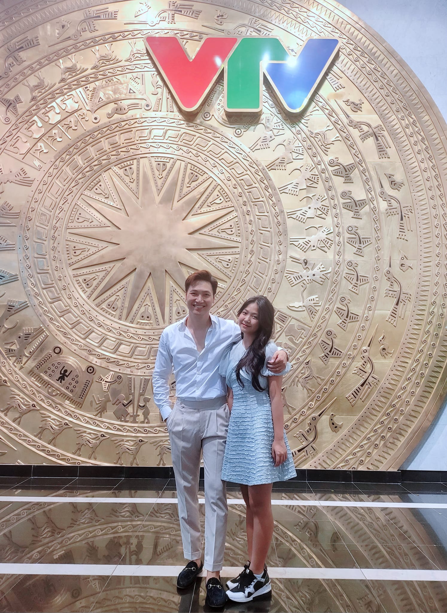 Bà xã Mạnh Trường ngạc nhiên khi xem ảnh con gái tự chụp, nam diễn viên lập tức ra lệnh tịch thu điện thoại-2