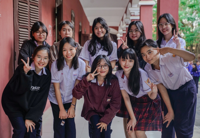 Đề Văn thi HSG quốc gia 2024 đang HOT: Chia sẻ trải nghiệm lên MXH có nên là cách khẳng định giá trị của người trẻ?-2