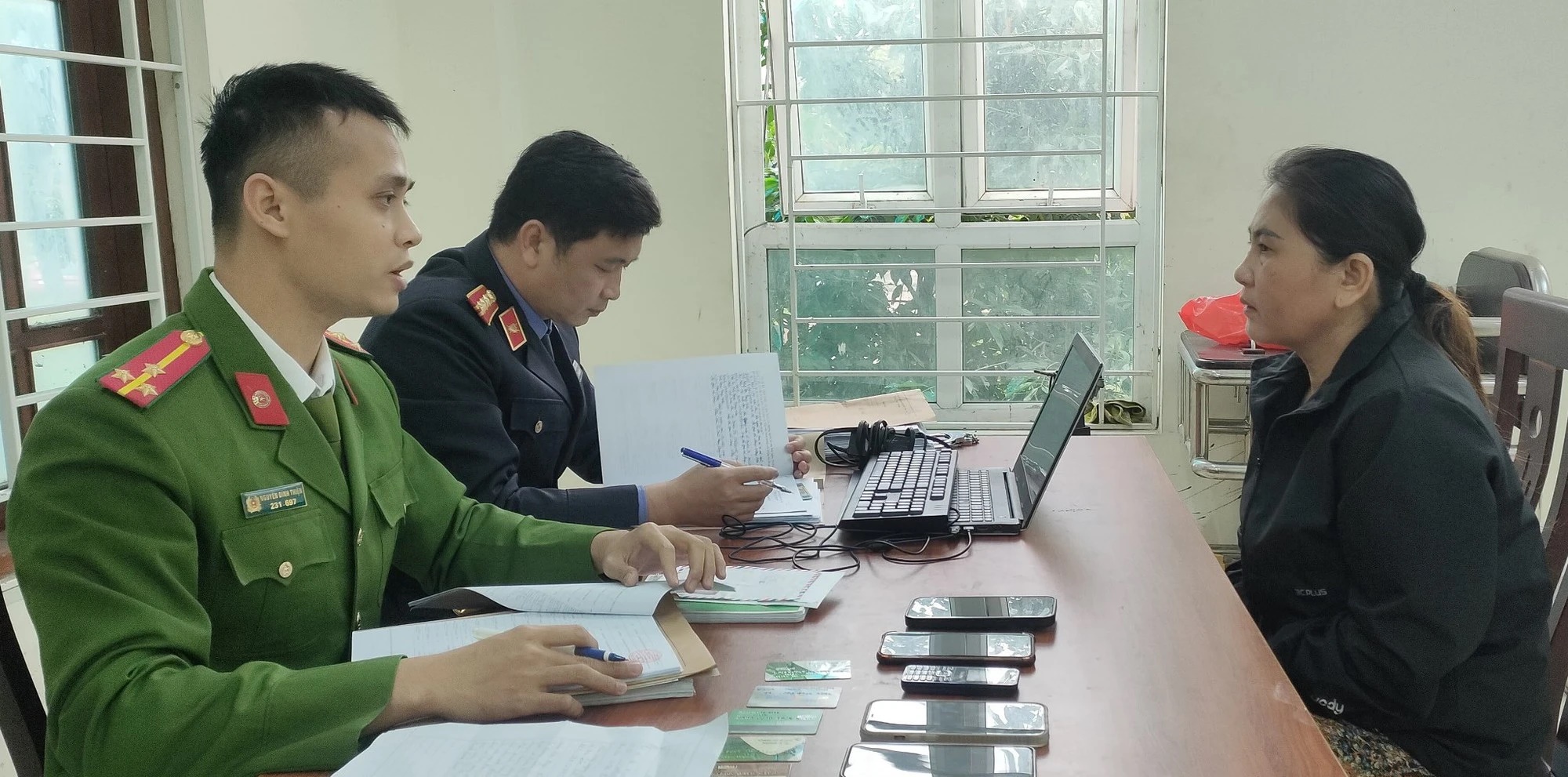 Người phụ nữ cầm đầu đường dây cho vay lãi suất cắt cổ tới 2.400%/năm-2