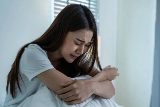 Phân loại đồ đạc sau khi chồng qua đời, nhìn thấy bí mật được che giấu nhiều năm khiến vợ suy sụp