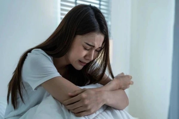 Phân loại đồ đạc sau khi chồng qua đời, nhìn thấy bí mật được che giấu nhiều năm khiến vợ suy sụp-1