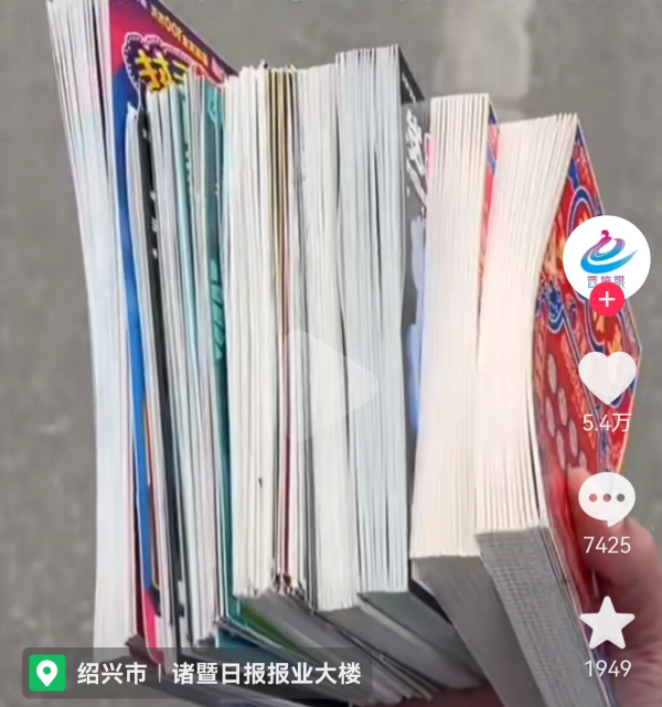 Dùng xấp thẻ cào làm quà cưới tặng bạn thân, chàng trai không bị chỉ trích mà còn được khen, cô dâu chú rể cũng vui vẻ ra mặt-1