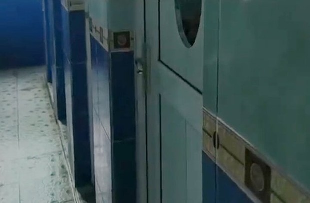 Khoét lỗ nhà vệ sinh để giám sát nhân viên, một công ty gây phẫn nộ-1