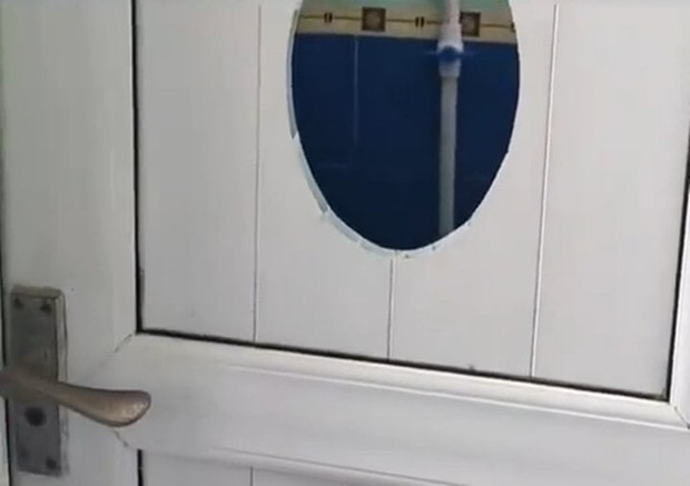Khoét lỗ nhà vệ sinh để giám sát nhân viên, một công ty gây phẫn nộ-2