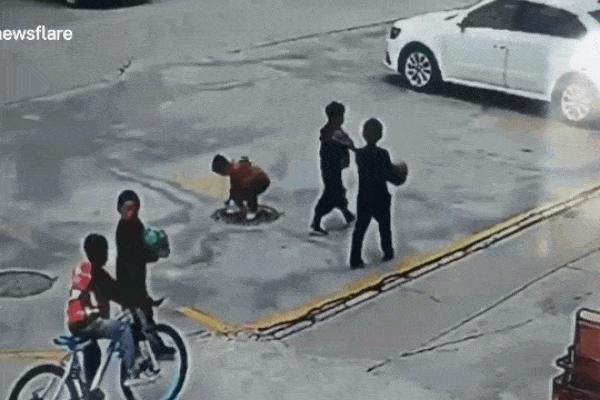 Choáng với bức chân dung Mona Lisa vẽ bằng dấu chân-1