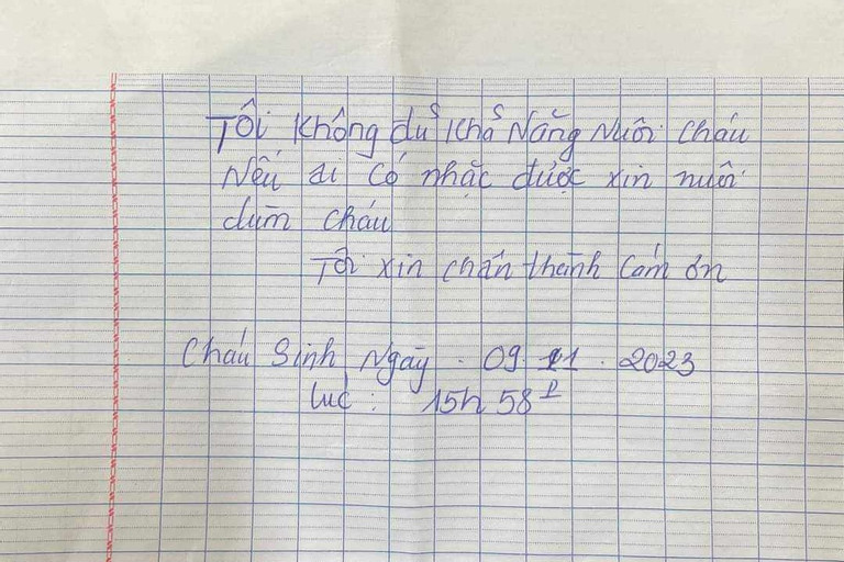 Bé gái 3 tháng tuổi bị bỏ rơi ngoài bãi rác kèm dòng chữ xin nuôi dùm-1