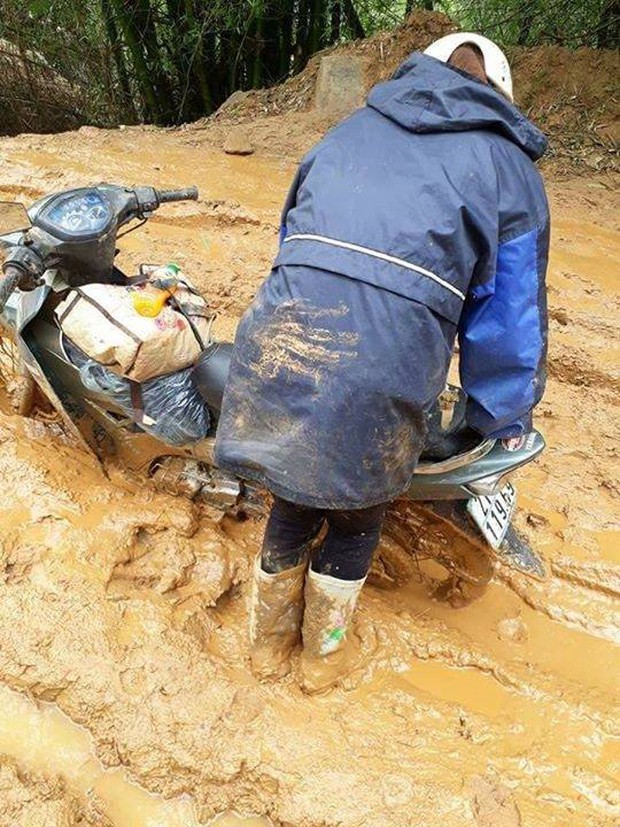 Nhìn cảnh cô giáo trẻ ngã sõng soài trên đường bùn đất mới hiểu nỗi khổ của giáo viên vùng cao-2