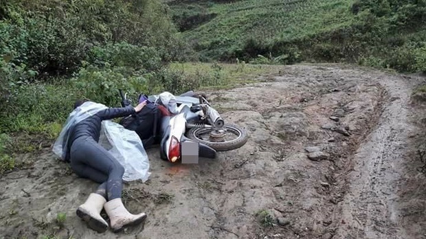 Nhìn cảnh cô giáo trẻ ngã sõng soài trên đường bùn đất mới hiểu nỗi khổ của giáo viên vùng cao-3