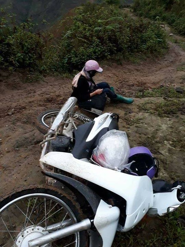 Nhìn cảnh cô giáo trẻ ngã sõng soài trên đường bùn đất mới hiểu nỗi khổ của giáo viên vùng cao-4