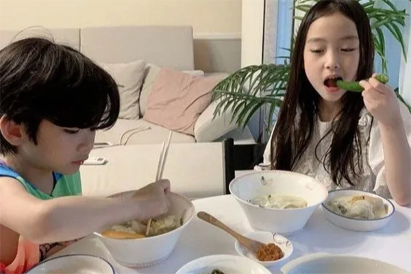 Trẻ dưới 12 tuổi có nên dùng điện thoại?-4