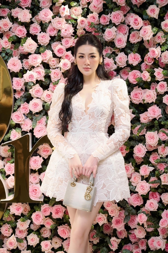 Lấy thiếu gia ngành xây dựng, Á hậu Tú Anh vừa khoe về nhà mới đẹp xinh trước năm mới-1