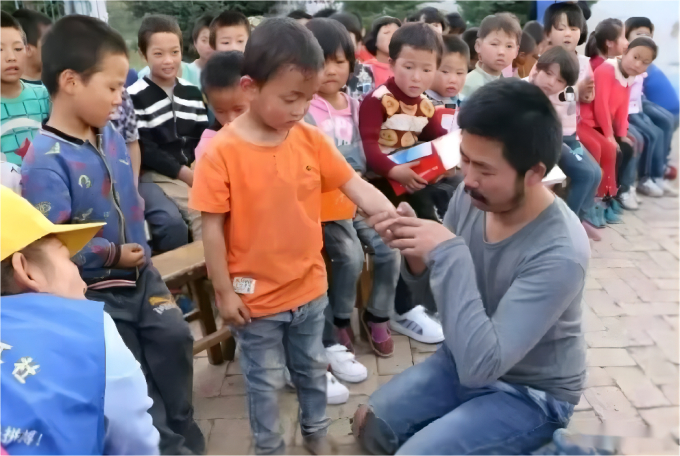 Người đàn ông tàn tật nhặt ve chai quyên góp hơn 3,4 tỷ đồng giúp đỡ trẻ em: Làm theo niềm tin có được thuở ấu thơ-4