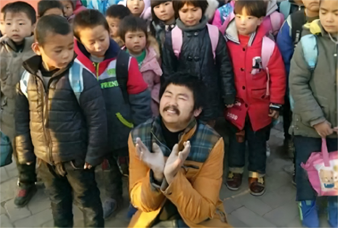 Người đàn ông tàn tật nhặt ve chai quyên góp hơn 3,4 tỷ đồng giúp đỡ trẻ em: Làm theo niềm tin có được thuở ấu thơ-3