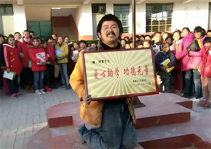 Người đàn ông tàn tật nhặt ve chai quyên góp hơn 3,4 tỷ đồng giúp đỡ trẻ em: Làm theo niềm tin có được thuở ấu thơ-5