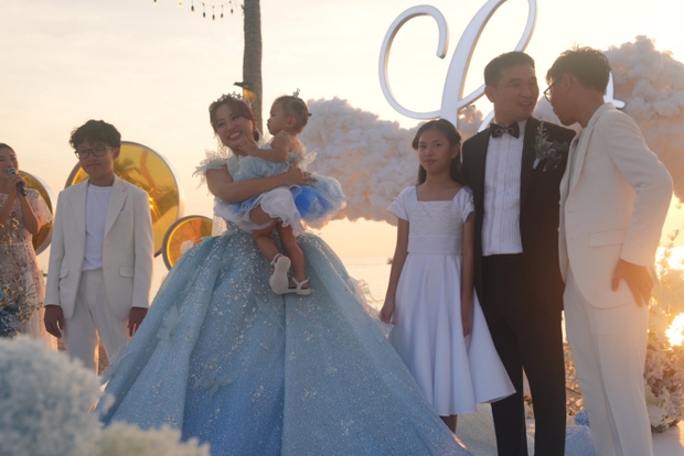 Đám cưới Vân Hugo: Diễm My 9x - HHen Niê và dàn Chị đẹp đổ bộ, Mai Phương Thúy lộ diện gây chú ý-3