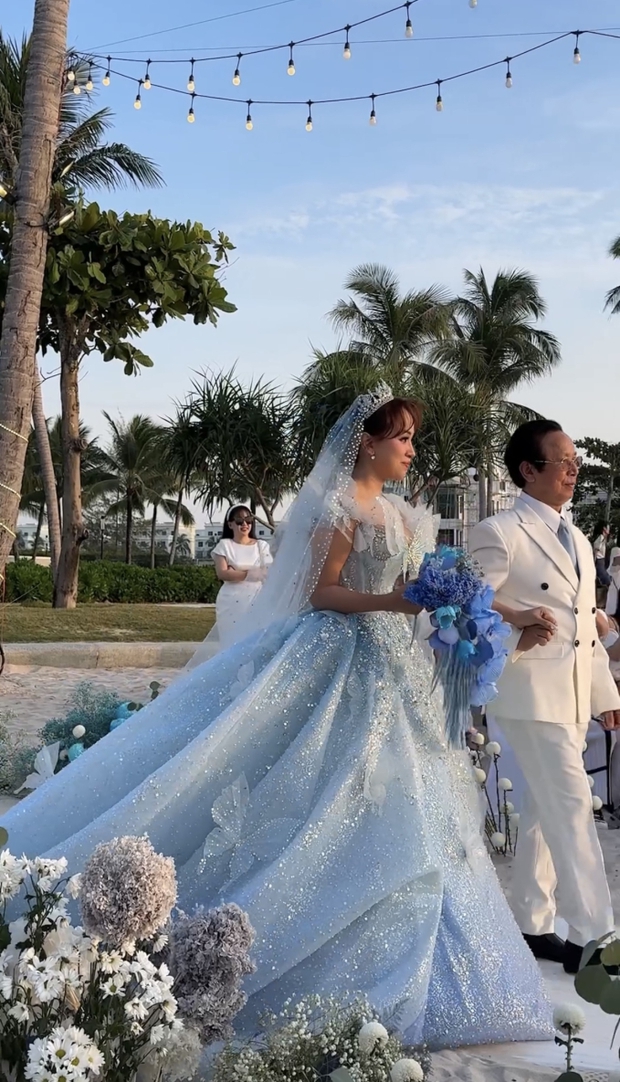 Ý nghĩa hoa cưới xanh dương độc lạ của MC Thanh Vân Hugo: Đặt niềm tin không giới hạn cho nửa kia và còn gì nữa?-6