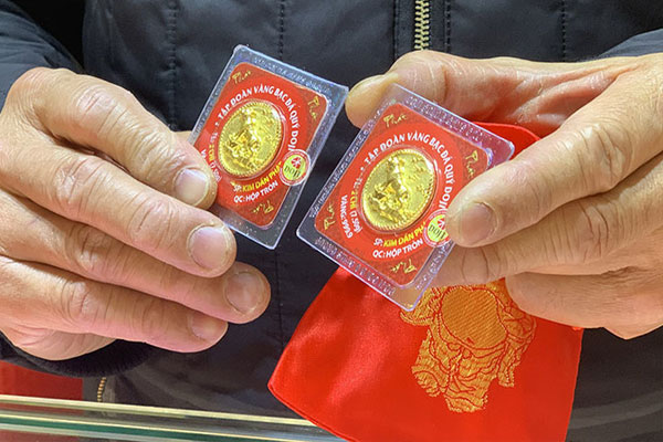 Giá vàng hôm nay 7/1/2024: Thế giới giảm, trong nước vẫn 75 triệu đồng/lượng-1