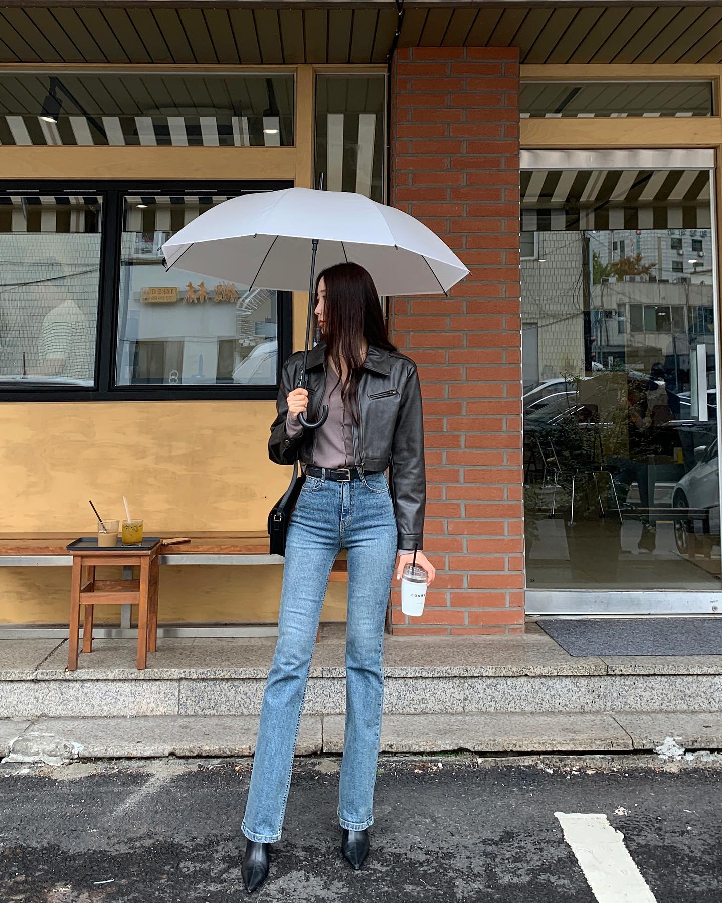 4 cách phối đồ trẻ trung với áo khoác tối màu-3