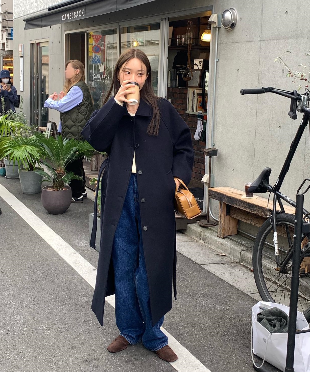 4 cách phối đồ trẻ trung với áo khoác tối màu-4