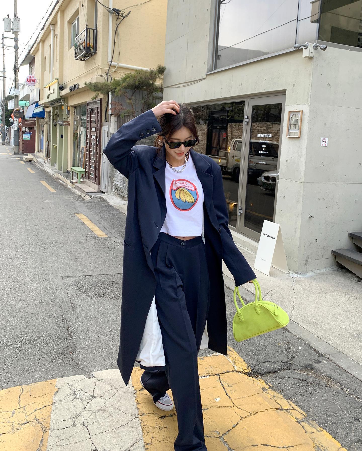 4 cách phối đồ trẻ trung với áo khoác tối màu-7