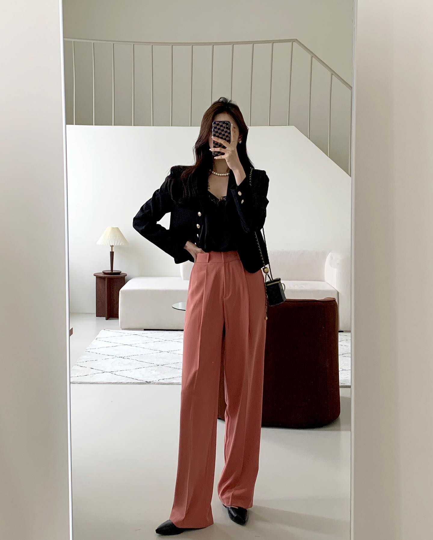 4 cách phối đồ trẻ trung với áo khoác tối màu-8