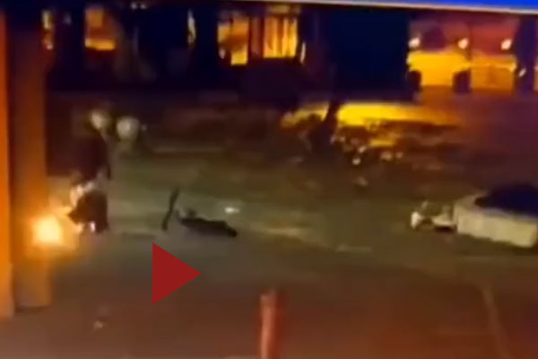 Clip: Ném pháo vào miệng cống, cậu bé bị hất văng xuống đường-1