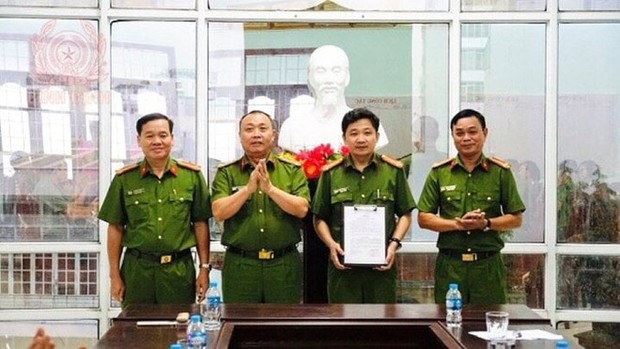 Bình Định: Lật tẩy chiêu giấu hàng cấm trong hộp bánh, thu giữ gần 1kg ma túy-3