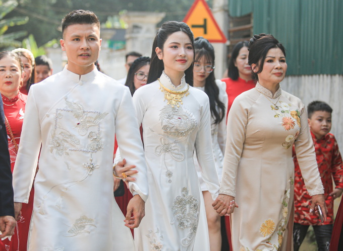 Quang Hải đi thi đấu, Chu Thanh Huyền khoe mang quà về thăm bố mẹ chồng-2