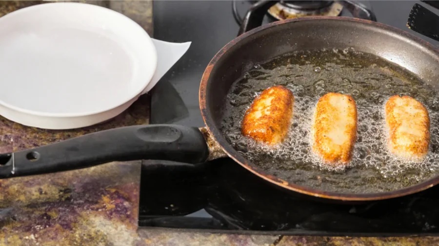 Dù chiên rán món gì, cứ cho 1 thìa bột này vào chảo, không bị bắn dầu mỡ, đồ ăn vàng ruộm, giòn tan-2