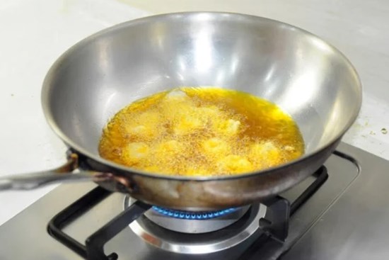Dù chiên rán món gì, cứ cho 1 thìa bột này vào chảo, không bị bắn dầu mỡ, đồ ăn vàng ruộm, giòn tan
