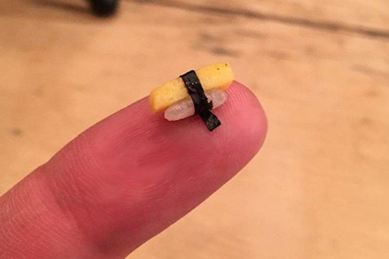 Miếng sushi nhỏ nhất thế giới có gì đặc biệt mà khách đổ xô tìm ăn?