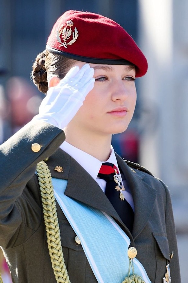 Nàng công chúa xinh đẹp nhất châu Âu xuất hiện đĩnh đạc trong bộ quân phục hoàng gia, lần đầu tiên trong đời tham dự sự kiện đặc biệt-1