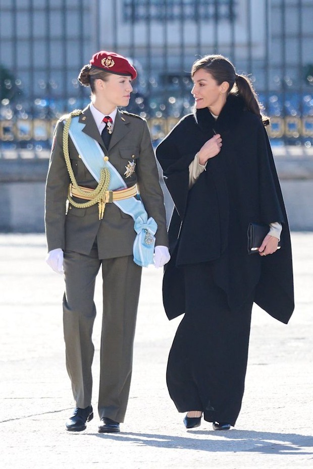 Nàng công chúa xinh đẹp nhất châu Âu xuất hiện đĩnh đạc trong bộ quân phục hoàng gia, lần đầu tiên trong đời tham dự sự kiện đặc biệt-2