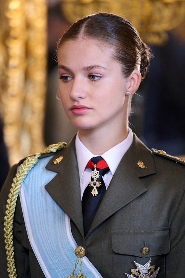 Nàng công chúa xinh đẹp nhất châu Âu xuất hiện đĩnh đạc trong bộ quân phục hoàng gia, lần đầu tiên trong đời tham dự sự kiện đặc biệt-4